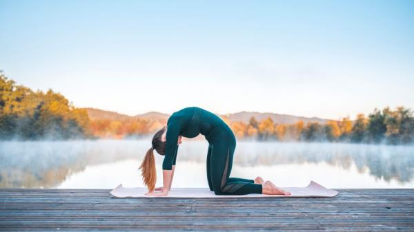 研究人员称，这些瑜伽姿势可以帮助人们缓解慢性腰痛