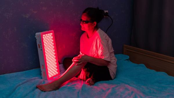 Female undergoes red light therapy