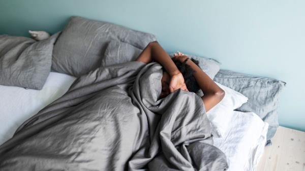 睡眠不足可能会增加患高血压的风险，尤其是女性